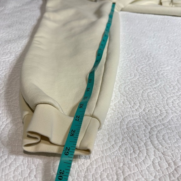 Ami Cream Pocket Detail - Picture 15 of 16